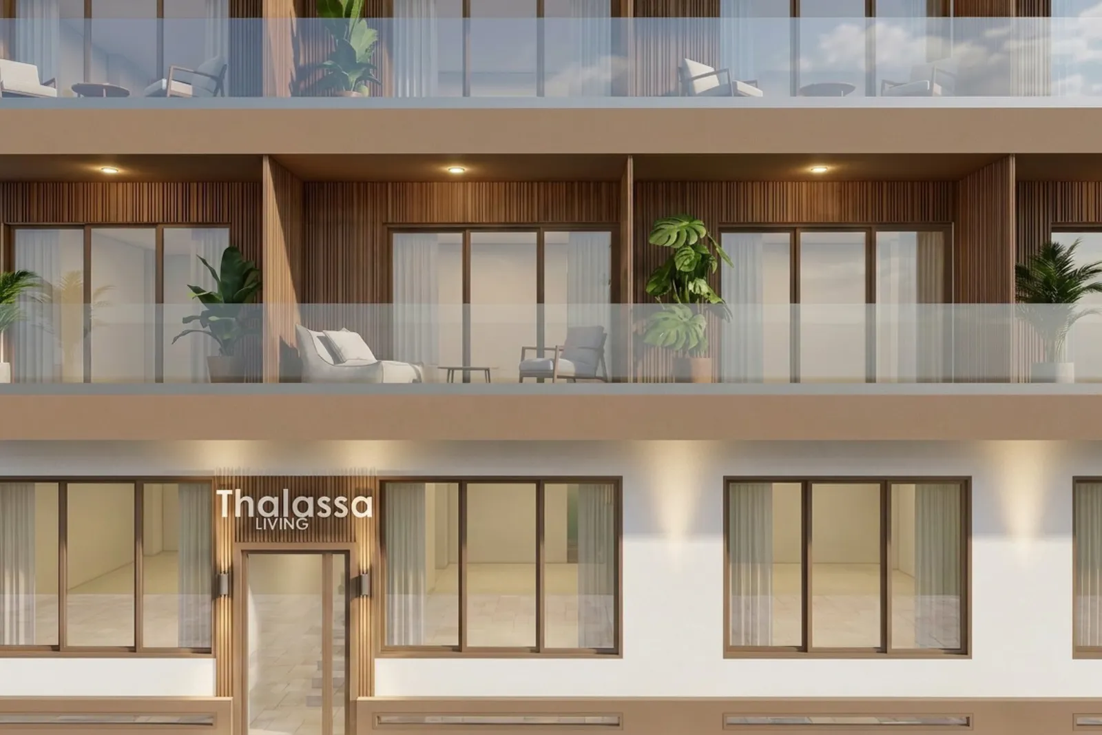 Zbliżenie na balkony Thalassa Living wykończone drewnem oraz wejście do lobby na parterze z podświetlonym szyldem budynku.