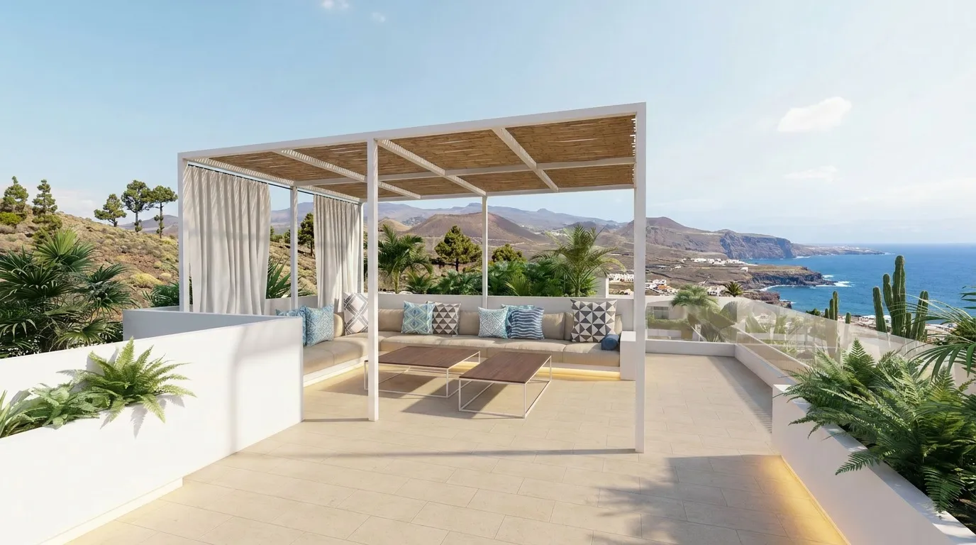 Terraza en la azotea con pérgola de madera, asientos con cortinas y vistas panorámicas a la costa y al océano.