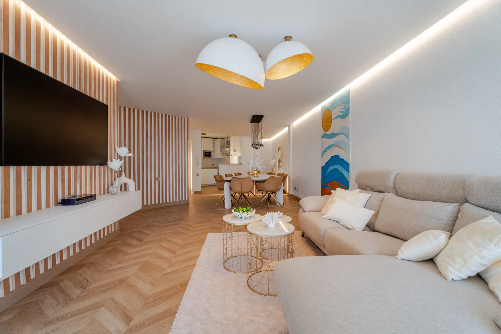 Taras penthouse'u z sofą i lampionami z widokiem na port o zmierzchu.