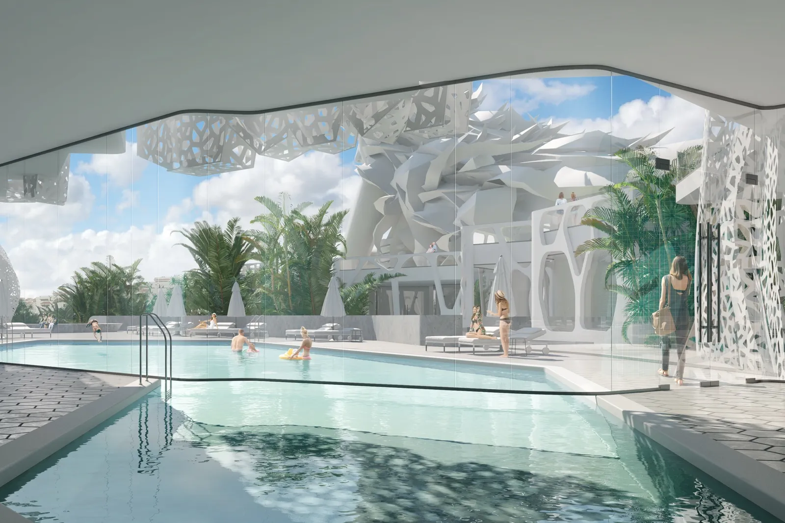 Piscina interior-exterior enmarcada por celosías blancas orgánicas y muros de mosaico turquesa, abierta a un jardín de palmeras.